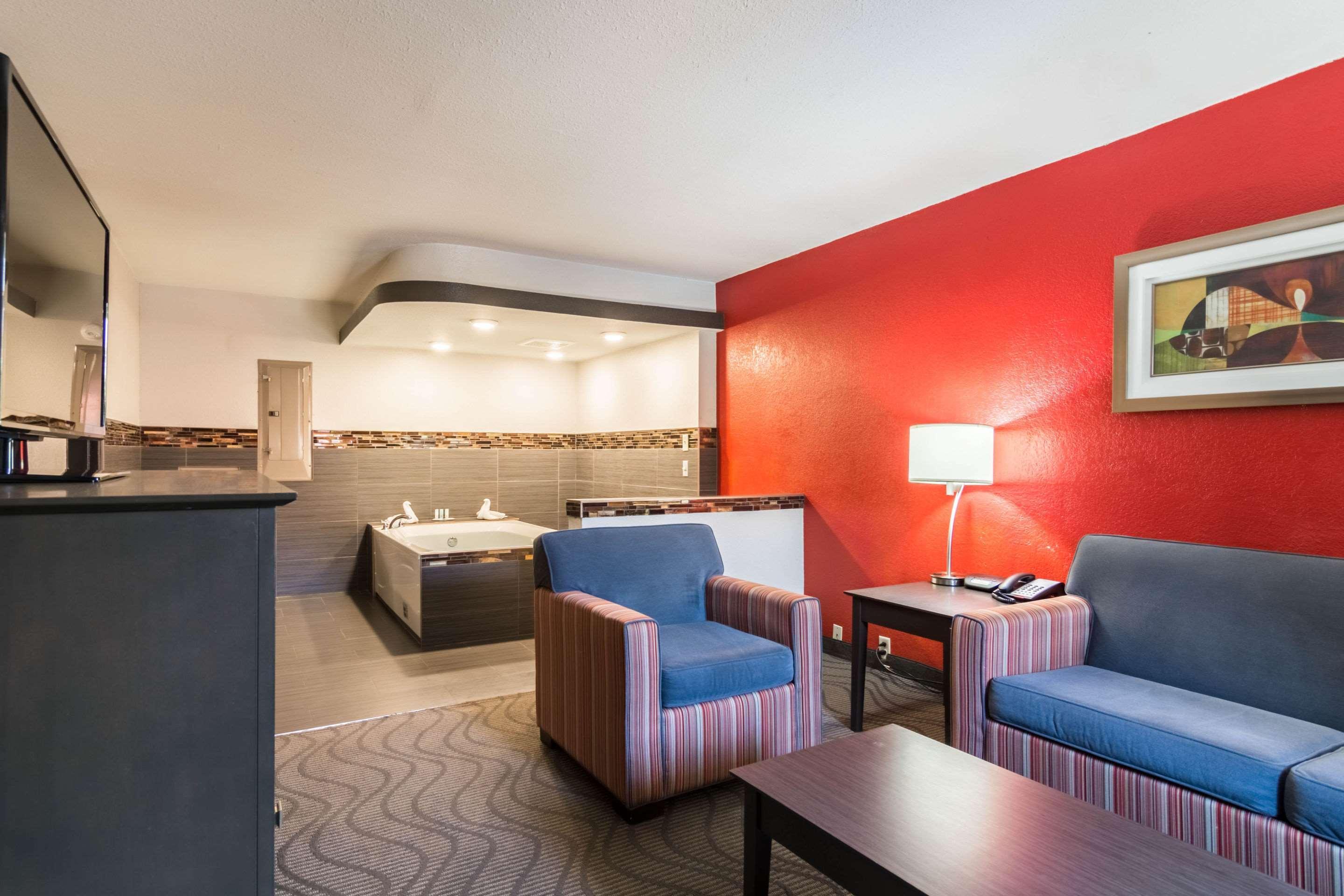 Clarion Inn & Suites Russellville I-40 Exteriör bild
