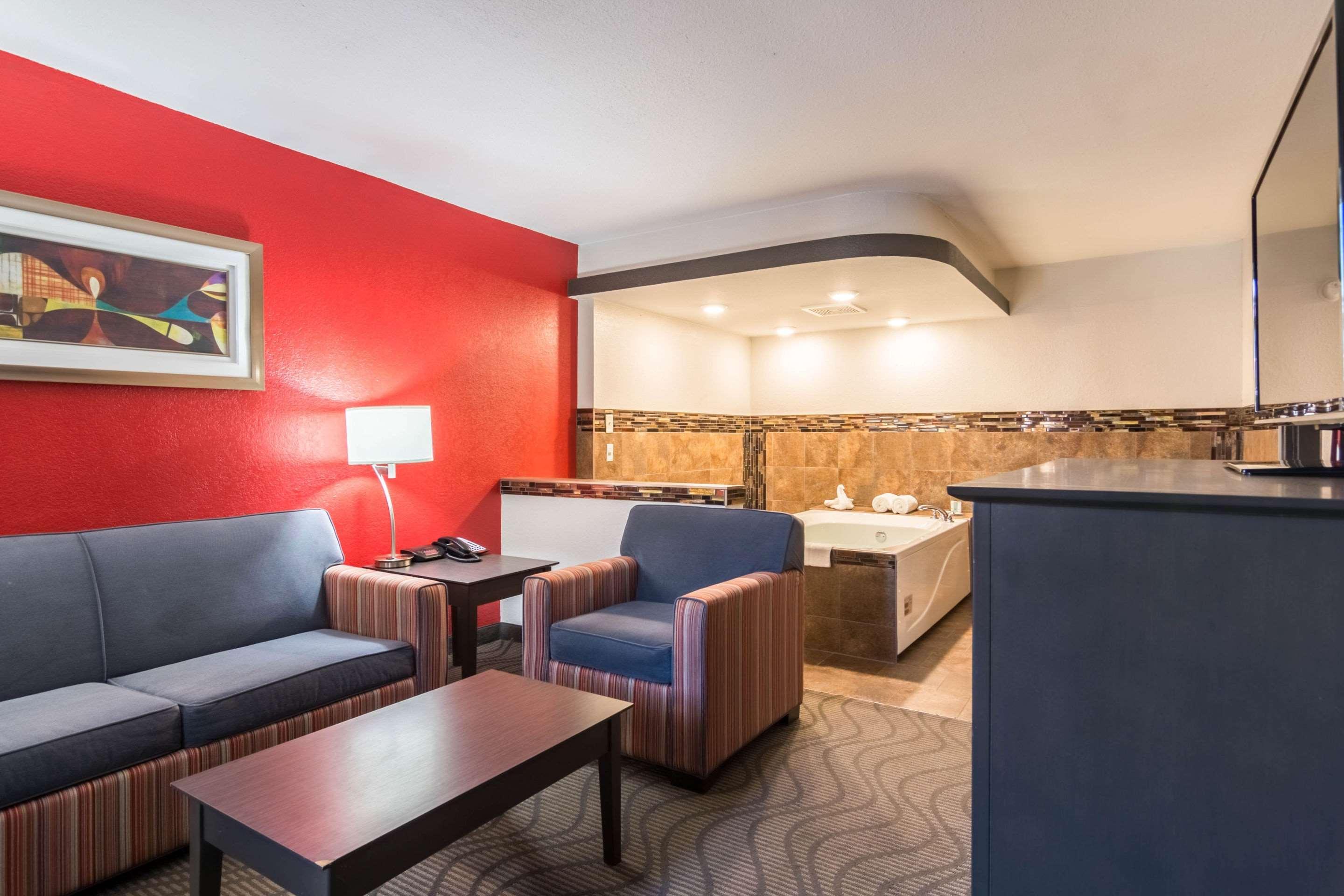 Clarion Inn & Suites Russellville I-40 Exteriör bild