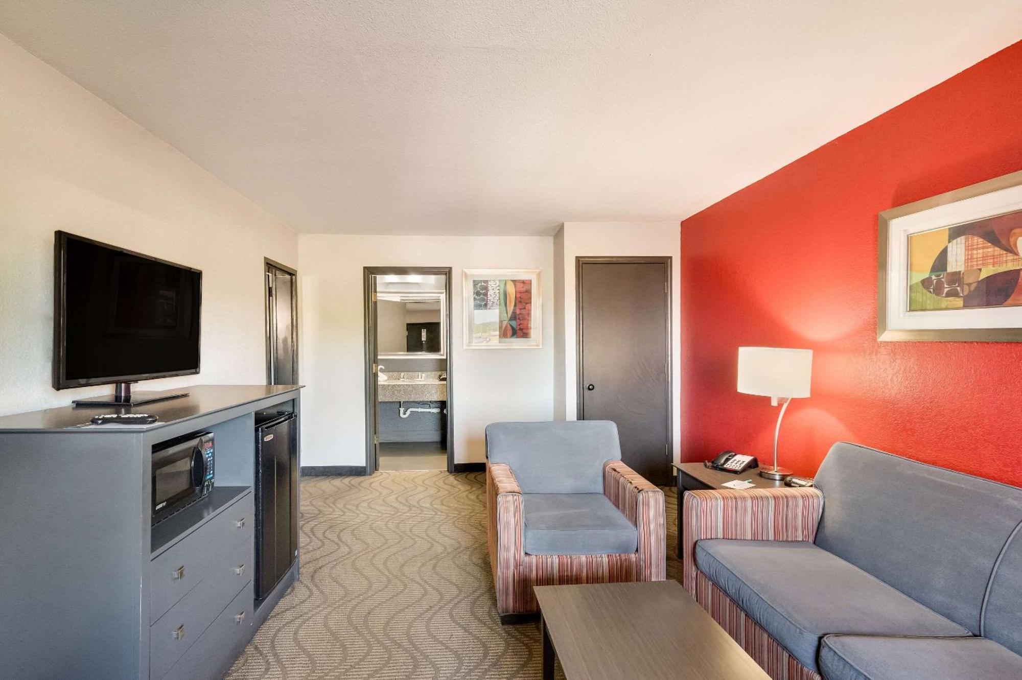 Clarion Inn & Suites Russellville I-40 Exteriör bild