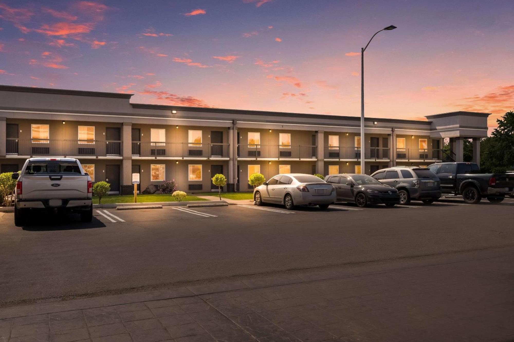 Clarion Inn & Suites Russellville I-40 Exteriör bild